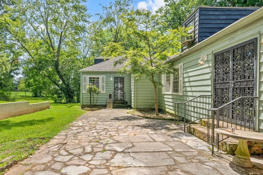 15 Nancy Meyers Backyard Ideas That Turn Alfresco Into a Lifestyle 2 lf1